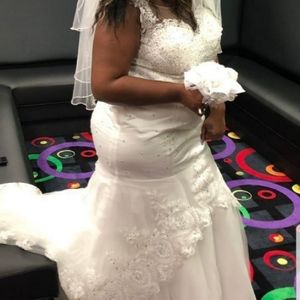 Nice nice wedding dress for a lucky lady